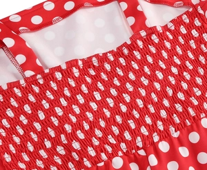 Détail d'une robe rouge à pois blancs avec corsage élastique froncé et coutures précises