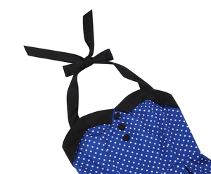 Détail de robe vintage à pois avec licou à nœud et col à boutons noirs sur fond blanc