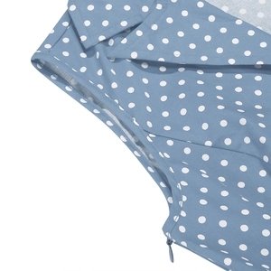 Détail de la robe bleu clair à pois montrant la fermeture éclair invisible et le tissu