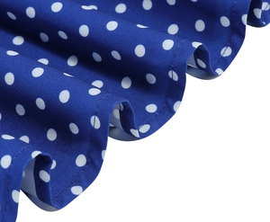 Détail du tissu à pois bleu roi montrant la texture et le drapé doux d'une robe