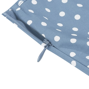 Gros plan sur la fermeture éclair invisible sur tissu bleu à pois et texture sergé