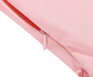 Dettaglio della cerniera invisibile su abito rosa con trama del tessuto in twill