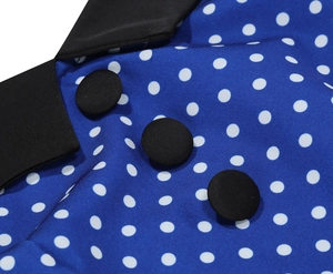 Détail d'une robe bleue royale à pois avec d'élégants boutons recouverts de tissu noir