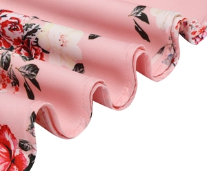 Dettaglio dell'orlo dell'abito rosa a fiori che mostra la trama del tessuto e le cuciture