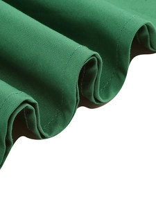 Dettaglio dell'orlo dell'abito verde con pieghe ondulate e doppie cuciture precise