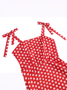 Robe rouge à pois style Hepburn à taille haute avec bretelles à nœuds papillon