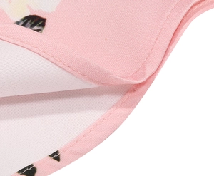 Dettaglio del tessuto floreale rosa chiaro con cuciture precise e orlo dell'abito estivo