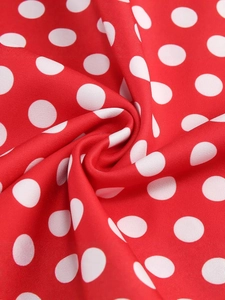Robe rouge à pois style Hepburn avec taille haute et bretelles dos nu élégantes