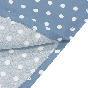 Détail de la robe bleue à pois montrant les coutures de qualité et la texture du tissu