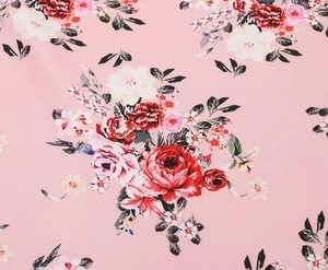 Dettaglio ravvicinato del tessuto con stampa floreale rosa e rose per l'abito estivo
