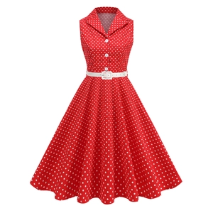 Robe rétro rouge à pois blancs sans manches avec col à revers et ceinture fine