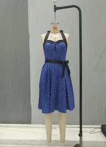 Détails de la robe rétro bleue à pois avec col licou et boutons noirs décoratifs