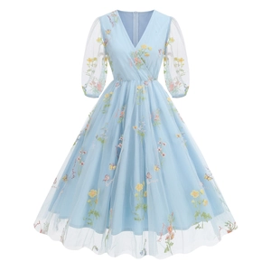 Abito in mesh azzurro con scollo a V, ricami floreali e maniche lunghe su bianco