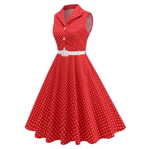 Détail de robe vintage rouge à pois sans manches avec col à revers et ceinture