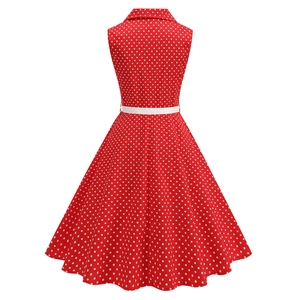 Vue arrière d'une robe vintage à pois rouge sans manches avec une ceinture blanche fine