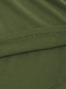 Detailansicht der Overlock-Naht und Strickstruktur bei diesem armeegetruenen V-Ausschnitt Kleid