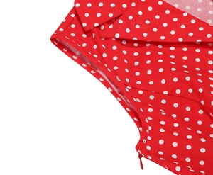 Détail de la fermeture éclair invisible sur robe rétro rouge à pois sans manches en coton