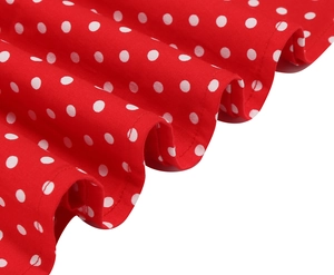 Détail du tissu vintage rouge à pois blancs avec plis fluides et finitions soignées