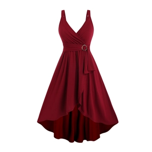 Elegantes burgunderrotes V-Ausschnitt Kleid mit Metallring und asymmetrischem Saum
