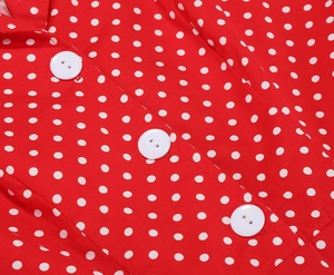 Détail de robe rétro rouge à pois avec boutons blancs et encolure style vintage