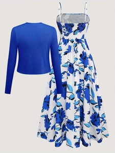 Détail du dos froncé élastique sur une robe longue fleurie avec gilet bleu