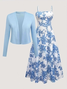 Détail d'un cardigan en maille bleu clair et robe mi-longue à fleurs bleues