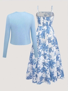 Vue détaillée de la taille élastique et de l'imprimé floral bleu au dos de la robe
