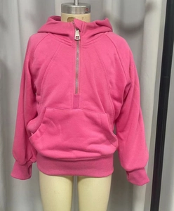 Détail du sweat à capuche rose pour enfant avec demi-fermeture éclair et grande poche