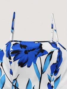 Détail de l'imprimé floral bleu roi de haute qualité sur l'encolure du caraco blanc