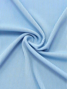 Gros plan détaillé du tissu en maille côtelée bleu clair avec texture à rayures verticales