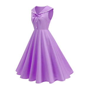 Détail de robe vintage violette évasée avec col marin et bordures en dentelle fine