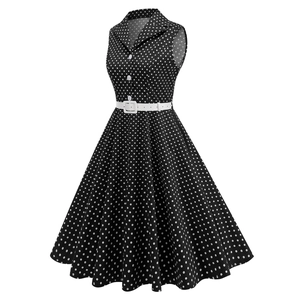 Détail de la robe vintage à pois avec col classique, boutons et ceinture blanche