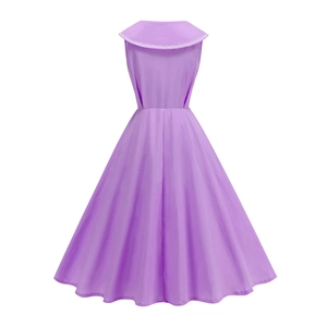 Détail d'une robe vintage lilas avec col châle en dentelle blanche et jupe évasée