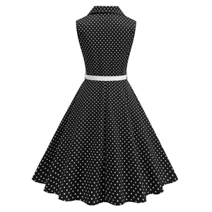 Vue arrière d'une robe vintage noire à pois blancs avec une fine ceinture blanche