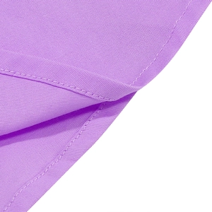 Détail du tissu violet clair montrant une couture double de haute qualité et la texture