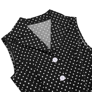 Détail du col à revers et des boutons blancs sur une robe rétro noire à pois blancs