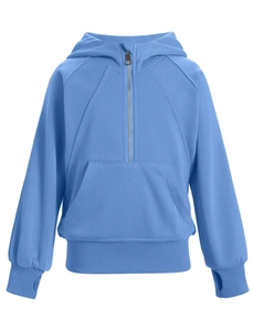 Détail du sweat à capuche bleu pour enfant avec demi-zip, passe-pouces et poche kangourou