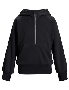 Détail du sweat à capuche noir en coton avec demi-zip, poignets côtelés et poche kangourou