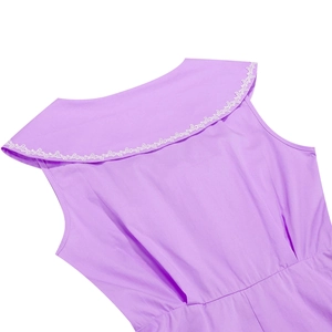 Détail de la robe lavande avec col marin en dentelle blanche et taille plissée