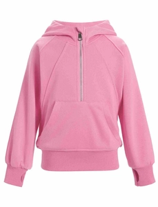 Détail d'un sweat à capuche rose avec demi-zip et poignets à passe-pouces pratiques