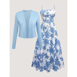 Ensemble deux pièces avec cardigan en tricot bleu clair et robe longue fleurie