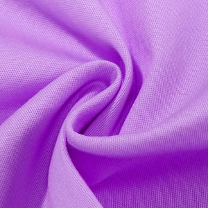 Vue macro de la texture du tissu en maille violette avec un tissage fin et doux