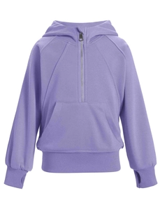 Détail du sweat à capuche violet à demi-zip avec poignets passe-pouce et poche kangourou