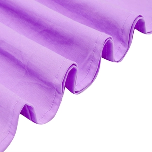 Détail macro d'une robe lilas montrant l'ourlet froissé et les coutures à double aiguille