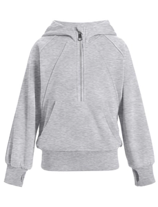 Détail du sweat à capuche gris avec poignets passe-pouce et texture en coton doux