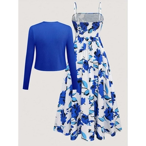 Ensemble deux pièces avec cardigan en maille bleu roi et robe fleurie à bretelles