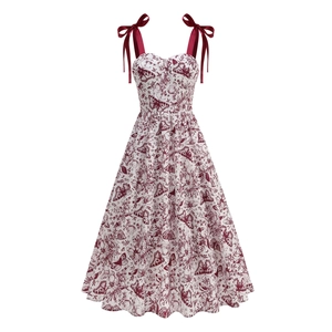 Robe évasée élégante à fleurs avec bretelles ruban bordeaux et imprimé papillon