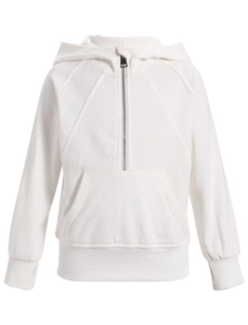 Détail du sweat à capuche blanc à demi-zip avec poche kangourou et poignets côtelés