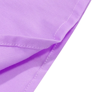 Détail de la robe lavande montrant les coutures soignées et la texture du tissu fin