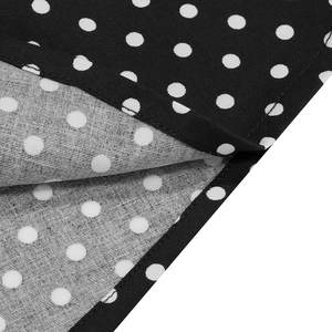 Gros plan détaillé du tissu vintage à pois noir et blanc avec des bords cousus soignés